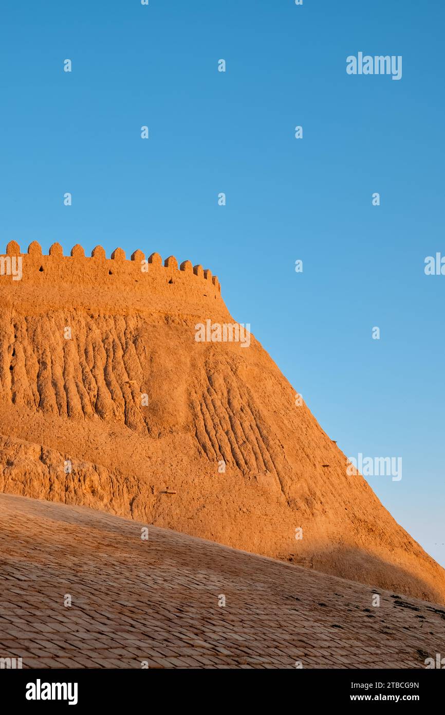 Verteidigungsmauern von Itchan Kala, Innenstadt von Chiwa, Usbekistan. UNESCO-Kulturerbe. Stockfoto