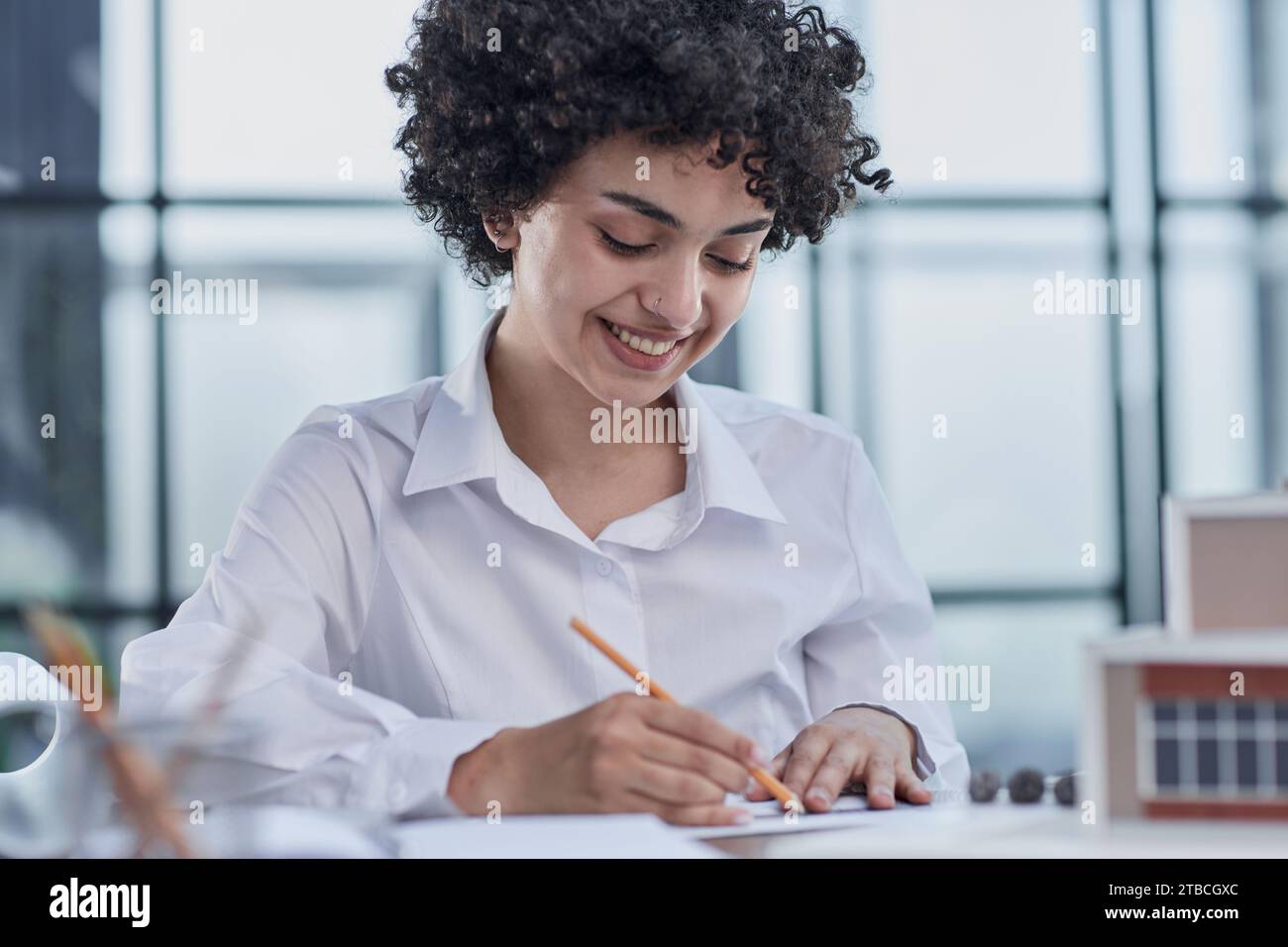 Die Architektin untersucht die Grundrisse des Hauses Stockfoto