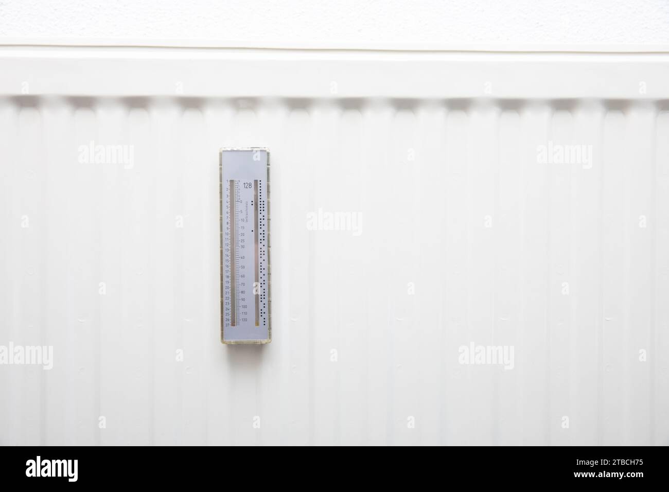 Thermometer auf dem Kühler, Nahaufnahme, weißer Hintergrund Stockfoto