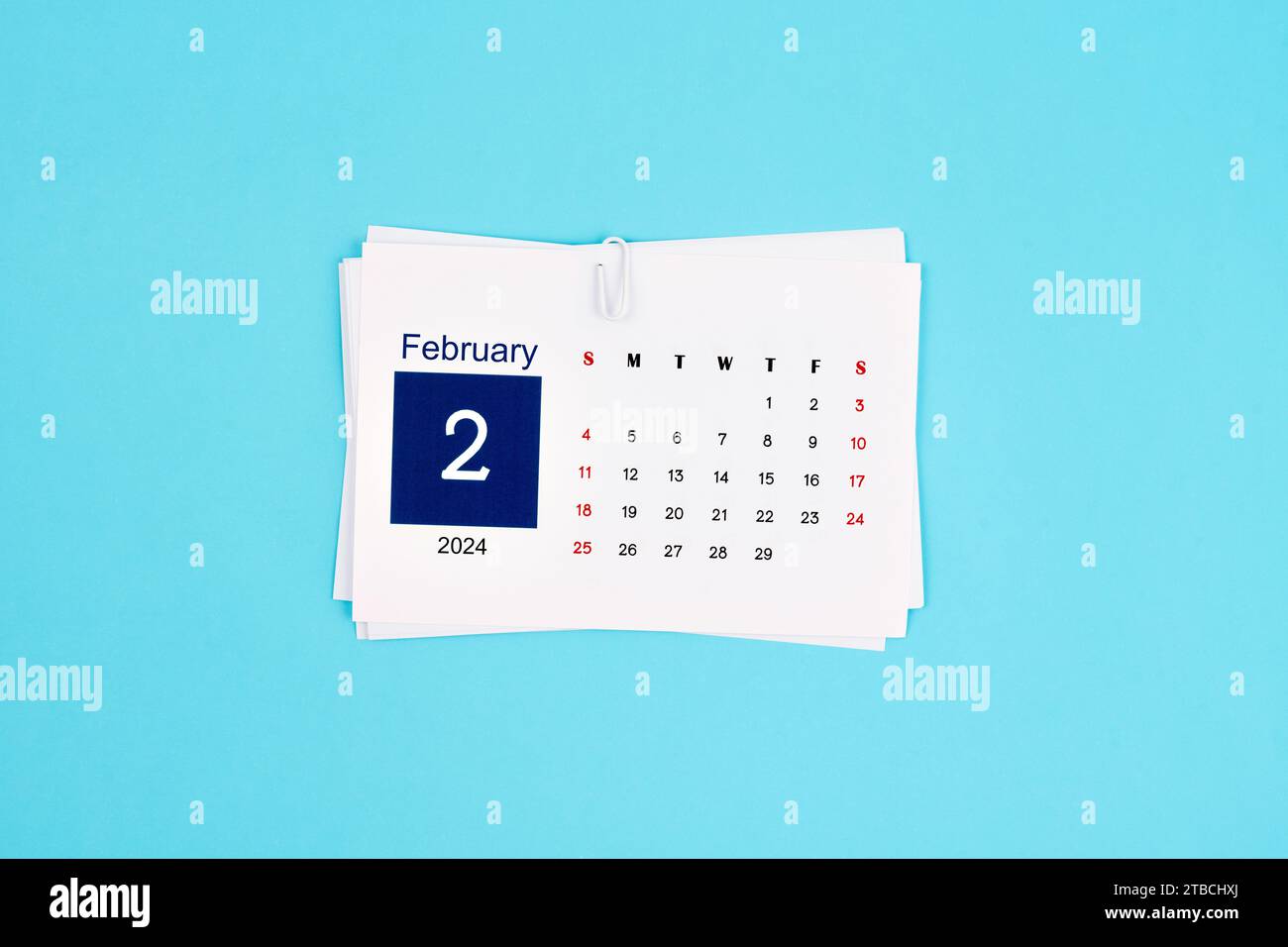 Februar-Kalender 2024 Seite auf blauem Hintergrund. Stockfoto