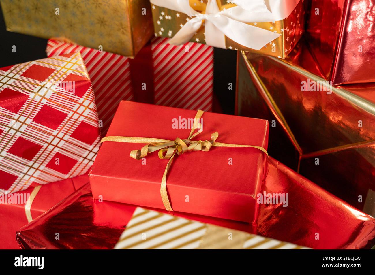 Viele Geschenkboxen für Weihnachten. Rote, weiße und goldene Farbe Stockfoto