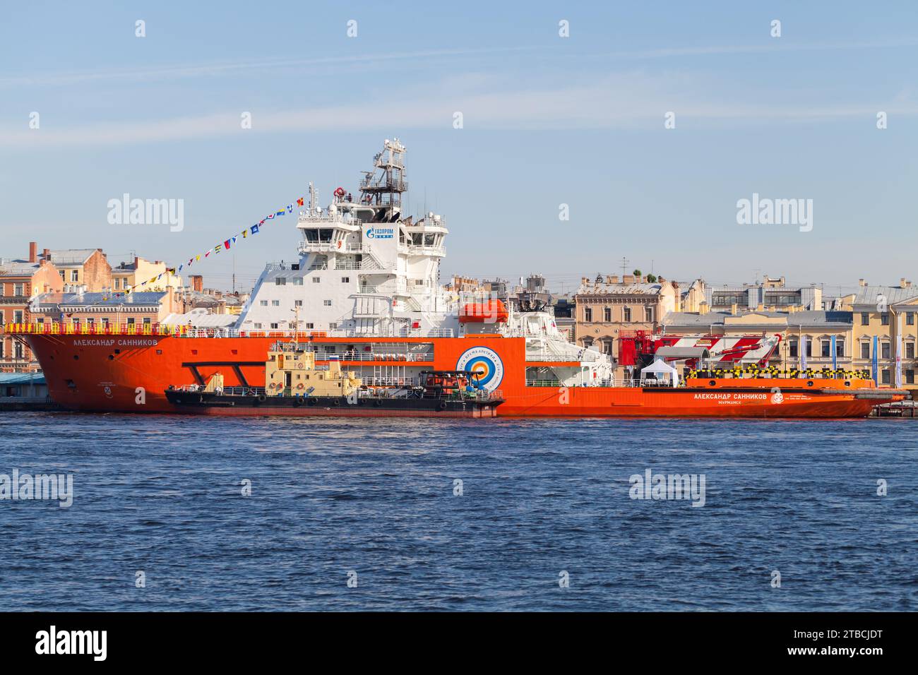 St. Petersburg, Russland - 28. Juni 2018: Alexander Sannikow Eisbrecher vertäut am Fluss Neva. Es ist ein russisches dieselelektrisches Eisbrecher-Hilfsschiff Stockfoto