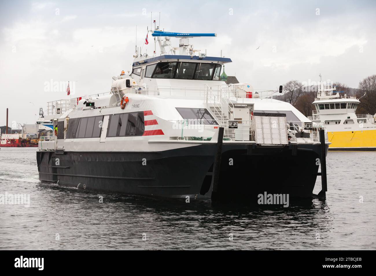 Bergen, Norwegen - 17. Dezember 2017: Die Schnellfähre Tyrving fährt in den Hafen von Bergen ein Stockfoto