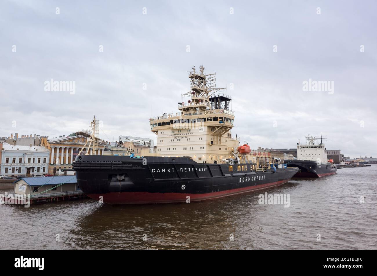 Sankt Petersburg, Russland - 23. Dezember 2015: Sankt Petersburg, dieselelektrischer Eisbrecher des Projekts 21900, Seriennummer 602 Stockfoto
