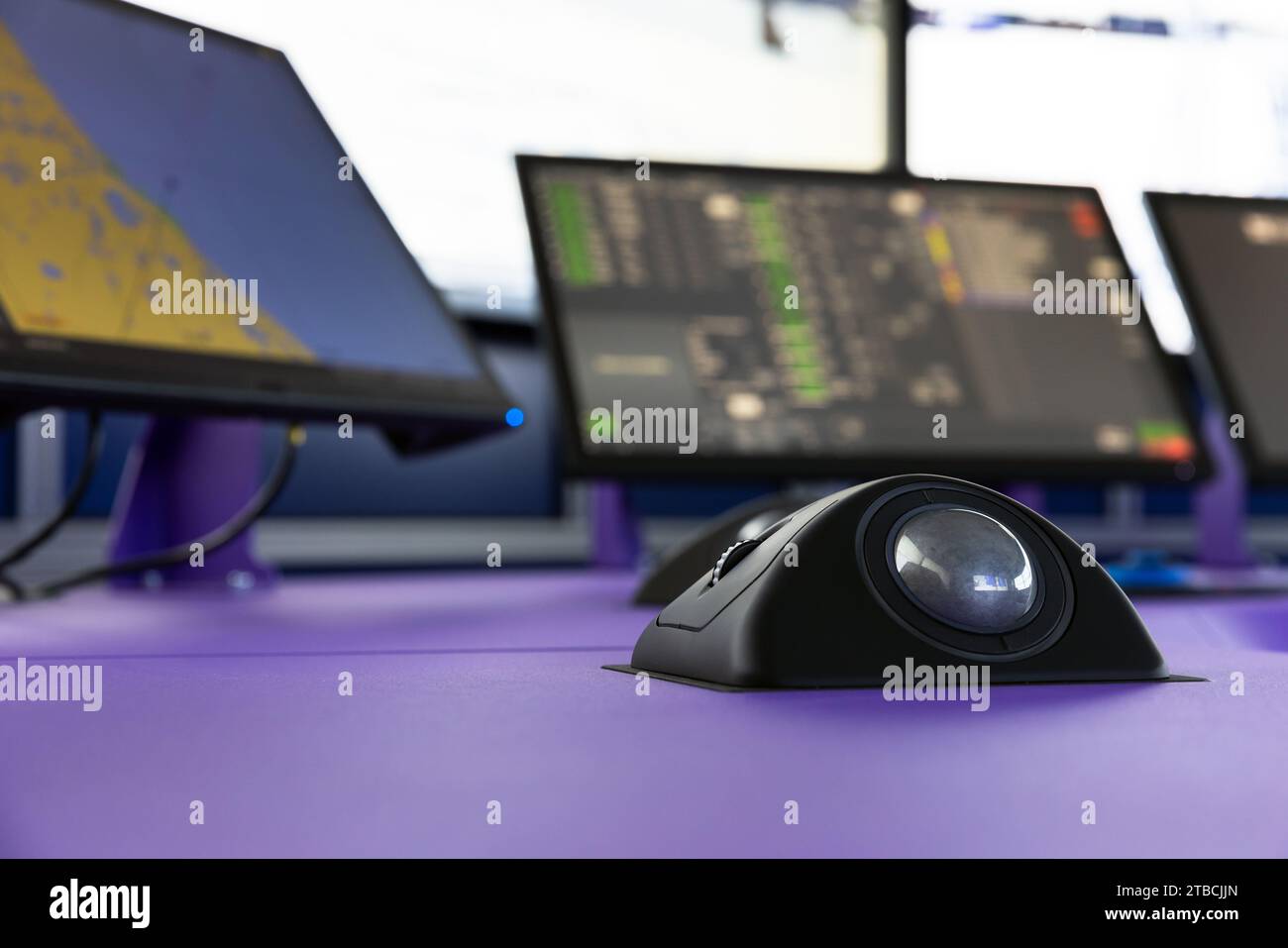 Modernes Steuerpult für Schiffe mit digitalen Bildschirmen und integriertem Trackball Stockfoto