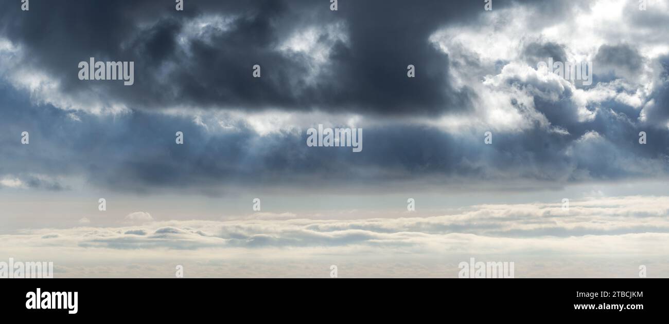 Dunkle Wolken über dem stürmischen Himmel, Panoramafoto. Natürliche Hintergrundstruktur Stockfoto