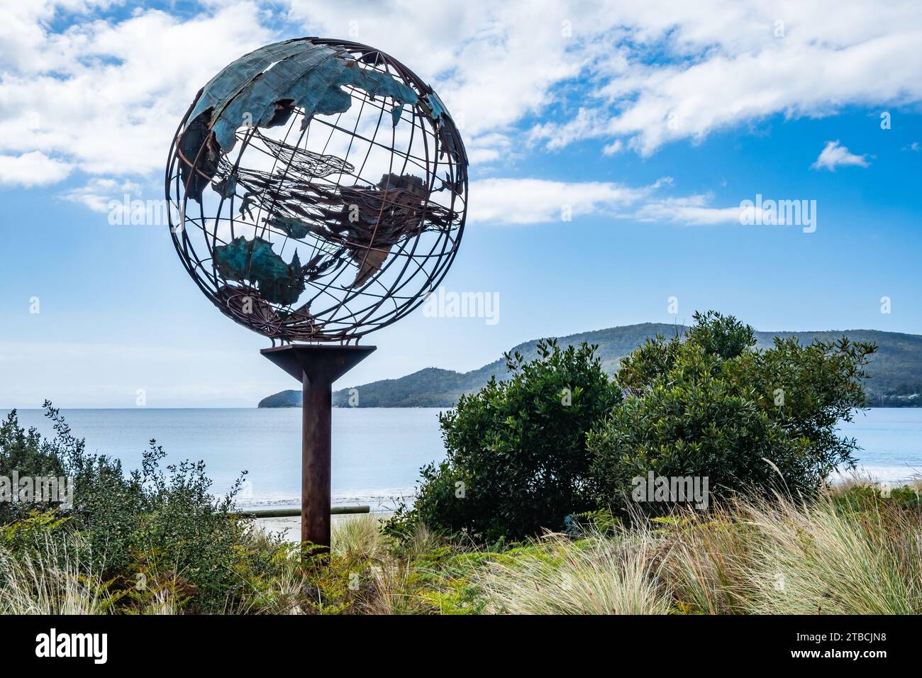 Metallkunstwerke von Walen in einem Globus an der Küste Tasmaniens, Australien. Stockfoto
