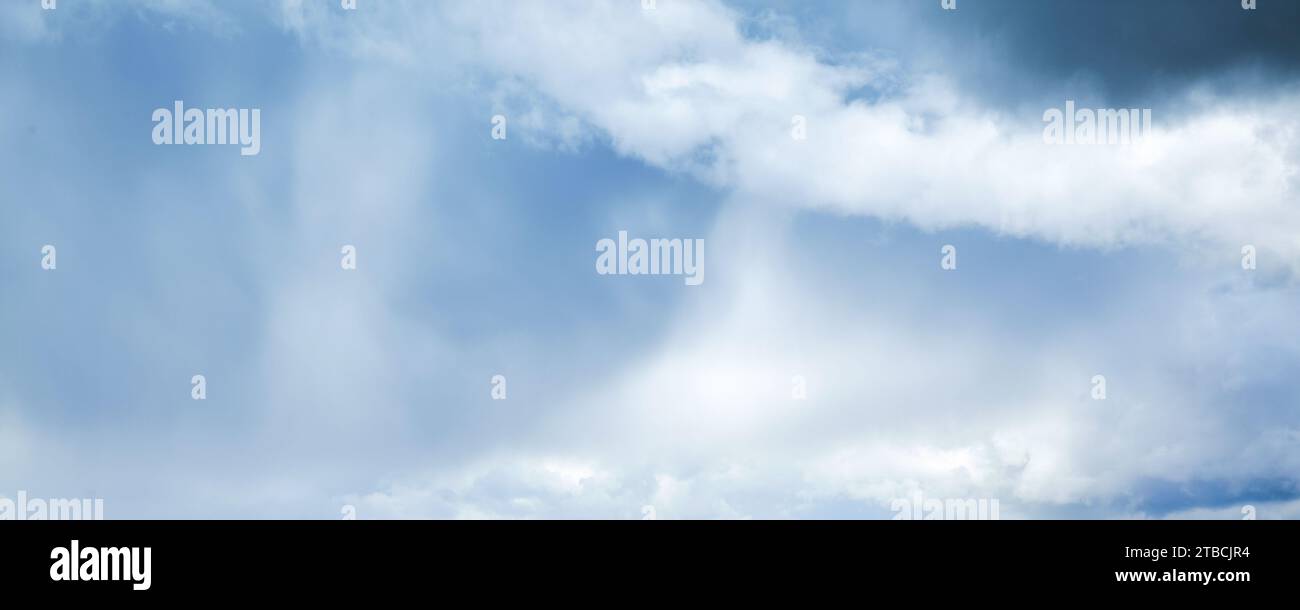 Bewölkter stürmischer Himmel an einem Tag. Natürliches Panorama-Hintergrundfoto Stockfoto