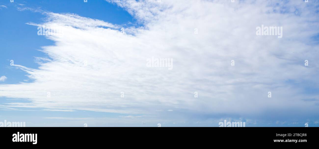Bewölkter Himmel an einem sonnigen Tag. Natürliches Panorama-Hintergrundfoto. Weiße Wolken sind am blauen Himmel Stockfoto