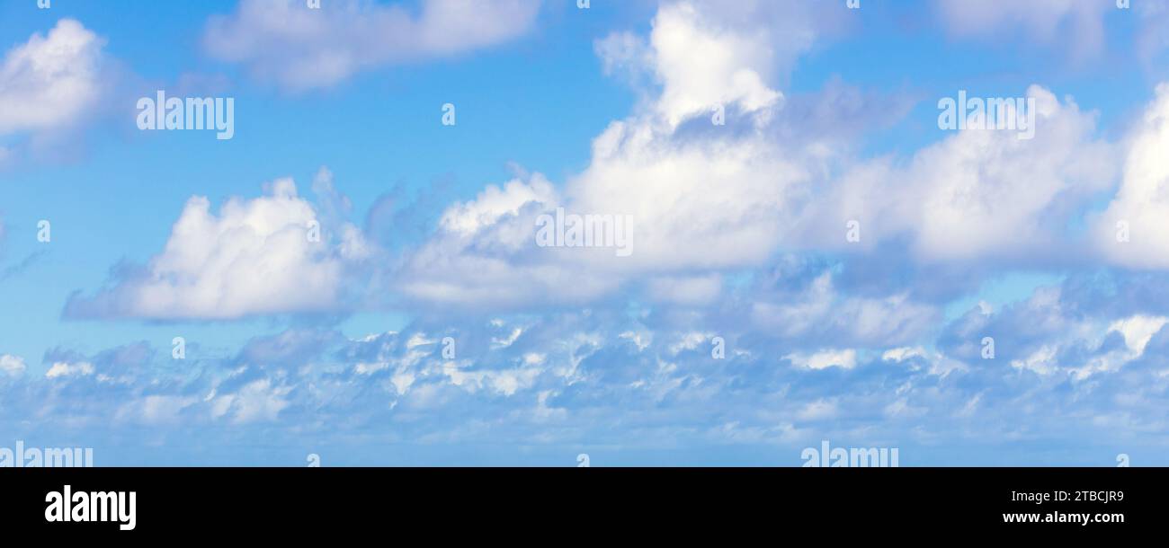 Bewölkter Himmel an einem sonnigen Tag. Natürliches Panorama-Hintergrundfoto. Cumulus Wolken sind in blauem Himmel Stockfoto