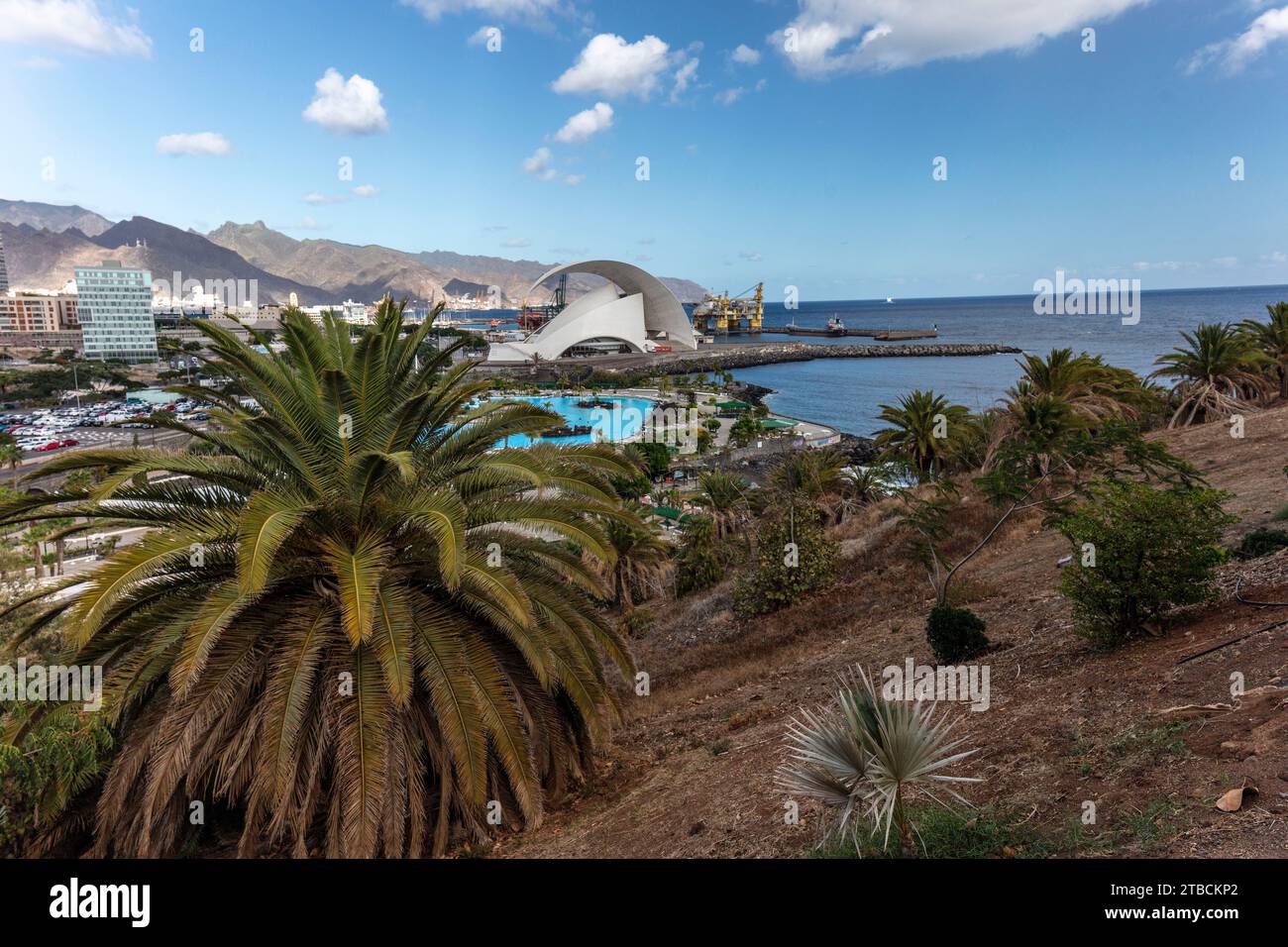 Das architektonisch beeindruckende Auditorio de Teneriffa, Auditorium, Santa Cruz de Teneriffa, Kanarische Inseln, Spanien in seiner weiten Landschaft im guten Licht Stockfoto