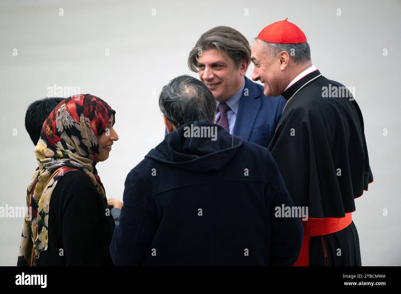 Vatikan, Vatikan. Dezember 2023. Italien, Rom, Vatikan, 2023.12.6. Cardial Mauro Gambetti (R) parla con Premio Nobel per la Pace 2021 Maria Ressa (Filippine), il Premio Nobel per la Fisica 2021 Giorgio Parisi (Italia), E il Premio Nobel per la Pace 2011 Tawakkul Karman (Jemen) während der wöchentlichen Generalaudienz im Saal von Papst Paul VI im Vatikan Foto von Alessia Giuliani/Catholic Press Photo s. BESCHRÄNKT AUF REDAKTIONELLE VERWENDUNG - KEIN MARKETING - KEINE WERBEKAMPAGNEN. Quelle: Unabhängige Fotoagentur/Alamy Live News Stockfoto