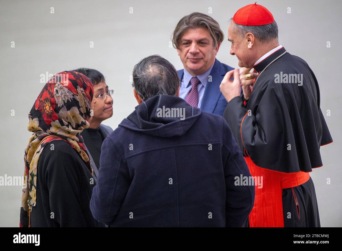 Vatikan, Vatikan. Dezember 2023. Italien, Rom, Vatikan, 2023.12.6. Cardial Mauro Gambetti (R) parla con Premio Nobel per la Pace 2021 Maria Ressa (Filippine), il Premio Nobel per la Fisica 2021 Giorgio Parisi (Italia), E il Premio Nobel per la Pace 2011 Tawakkul Karman (Jemen) während der wöchentlichen Generalaudienz im Saal von Papst Paul VI im Vatikan Foto von Alessia Giuliani/Catholic Press Photo s. BESCHRÄNKT AUF REDAKTIONELLE VERWENDUNG - KEIN MARKETING - KEINE WERBEKAMPAGNEN. Quelle: Unabhängige Fotoagentur/Alamy Live News Stockfoto