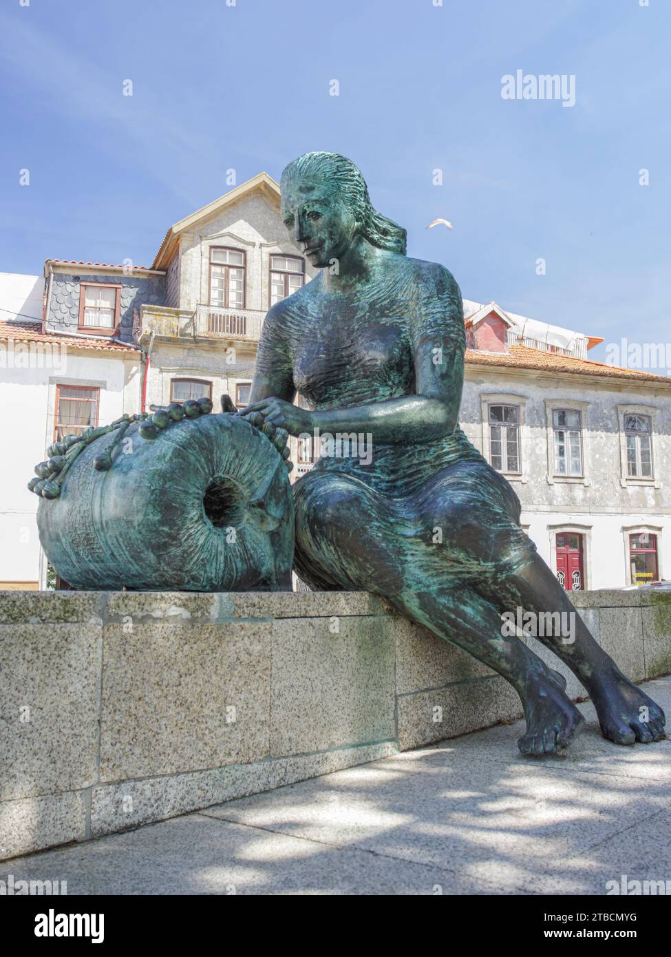 Ikonische Statue in Hommage an die unzähligen Frauen und Mädchen, die in Vila do Conde, Nordportugal, Spitze herstellen, eine antike Aktivität in der Stadt und mit r Stockfoto