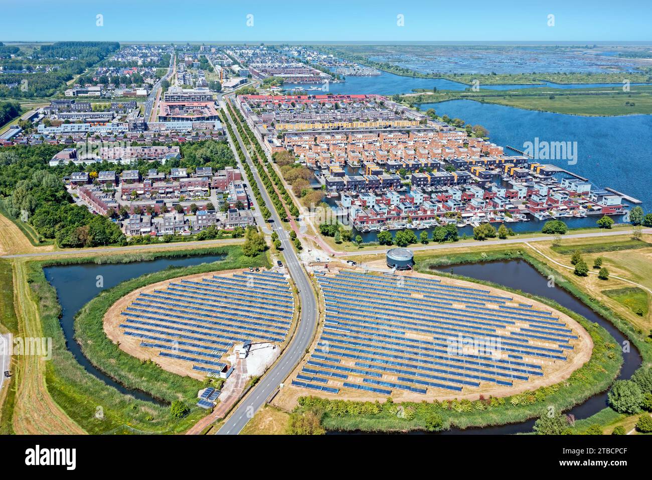 Solar Panel Bauernhof mit einzigartigem Design in einer Form von einer Insel (Zoneiland). Energie ist zur Stromversorgung Stadt Heizung (stadswarmte) in einem modernen nachhaltigen dis verwendet Stockfoto