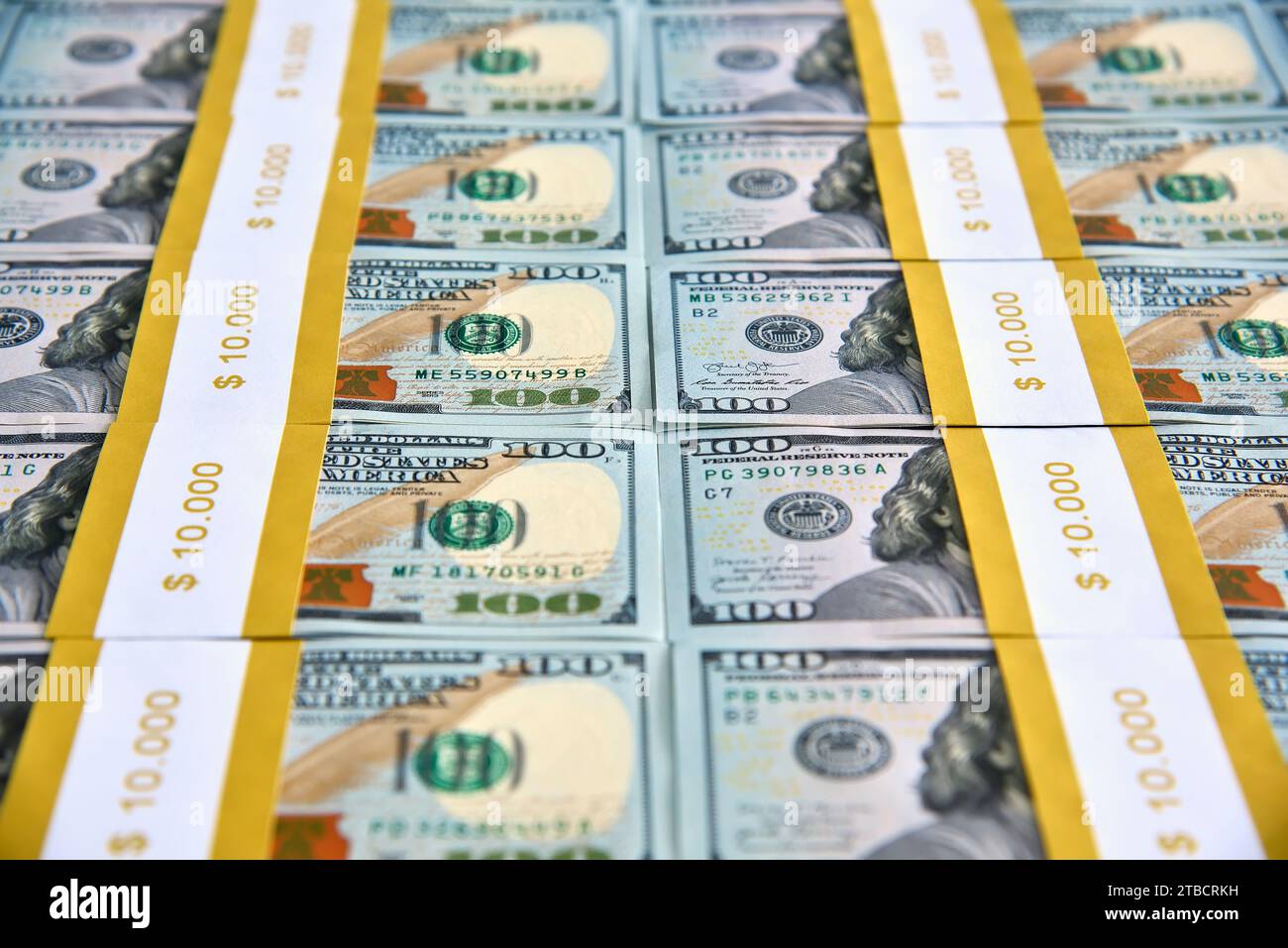 100 Dollar-Scheine sind in einem Bündel gestapelt. Geschäfts- und Finanzkonzept. Nahaufnahme Stockfoto