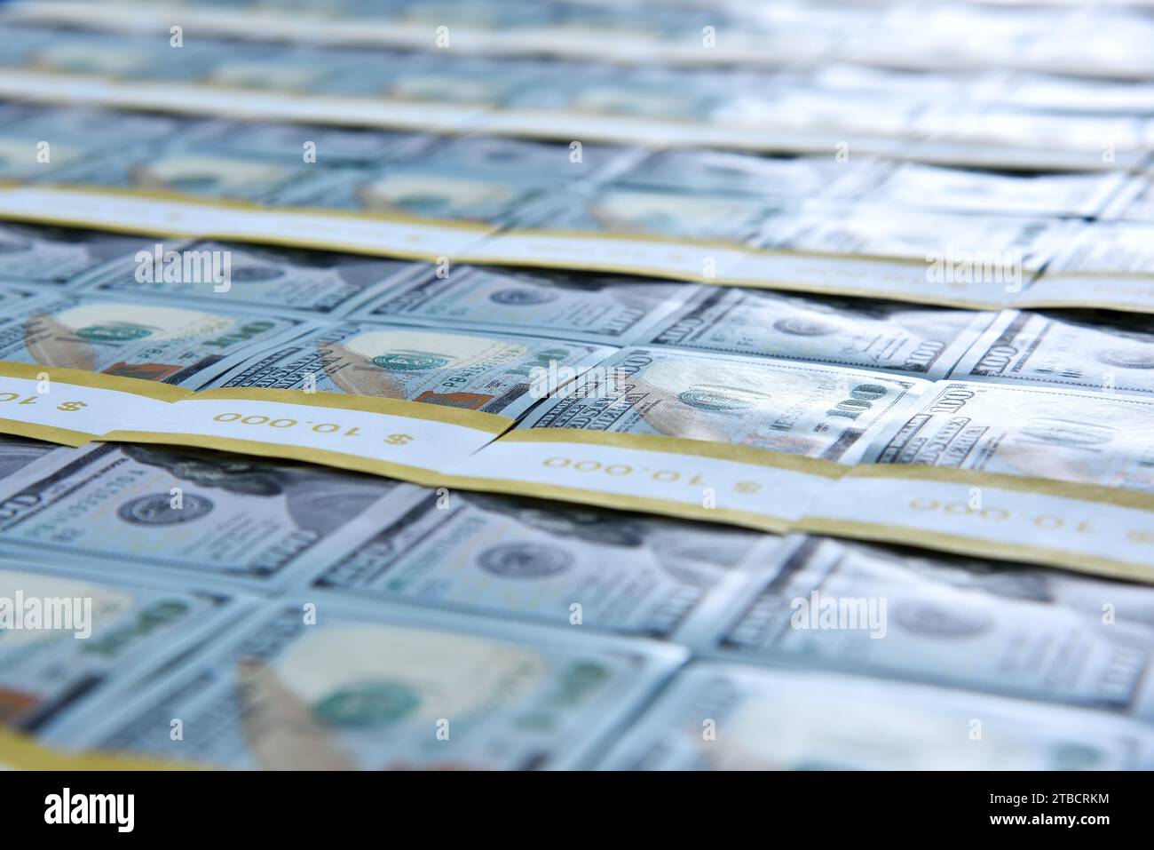 US-Dollar-Scheine sind in Bündeln gestapelt. Geschäfts- und Finanzkonzept. Nahaufnahme Stockfoto