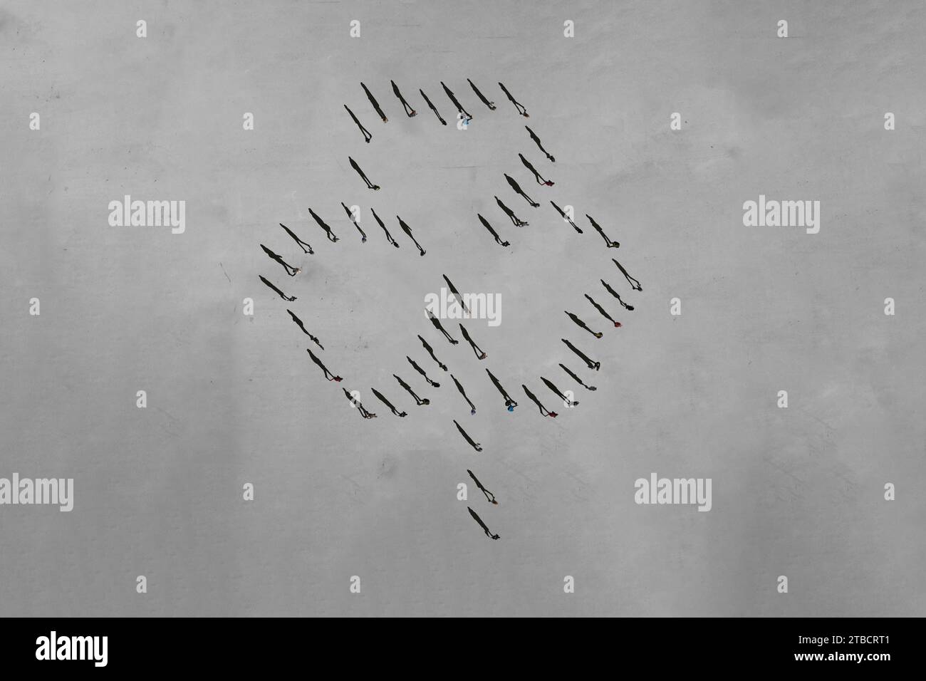 Menschen, die von oben gesehen werden, wie sie ein Kleeblatt bilden Stockfoto