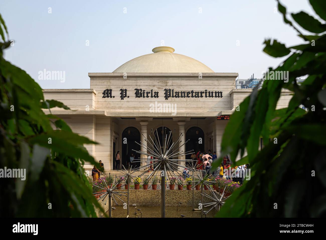 Blick auf M.P. Birla Planetarium, ein berühmter Touristenort auf dem indischen Subkontinent, gelegen an der Chowringhee Road, Kalkutta, Westbengalen, Indien am Dezember Stockfoto