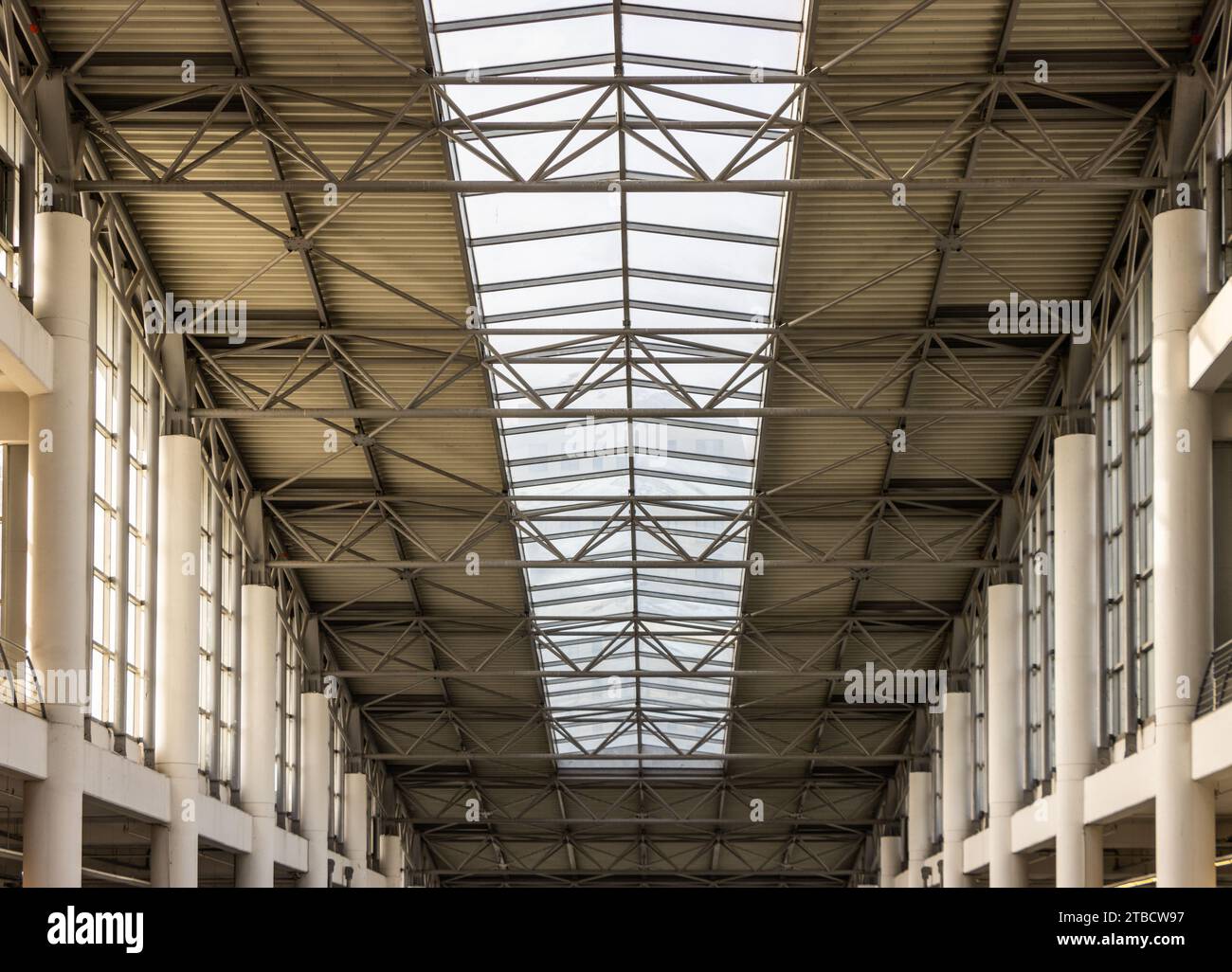 Dachkonstruktion aus Eisen und Stahl, Innenansicht Stockfoto