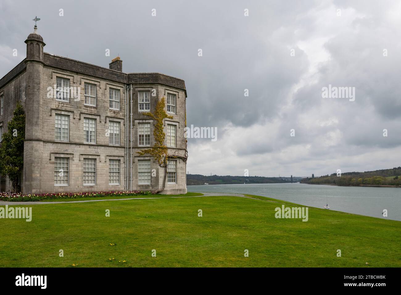 Plas Newydd Haus mit Blick auf die Menai Straße auf Ynys Mon (Anglesey) Nordwales. Stockfoto