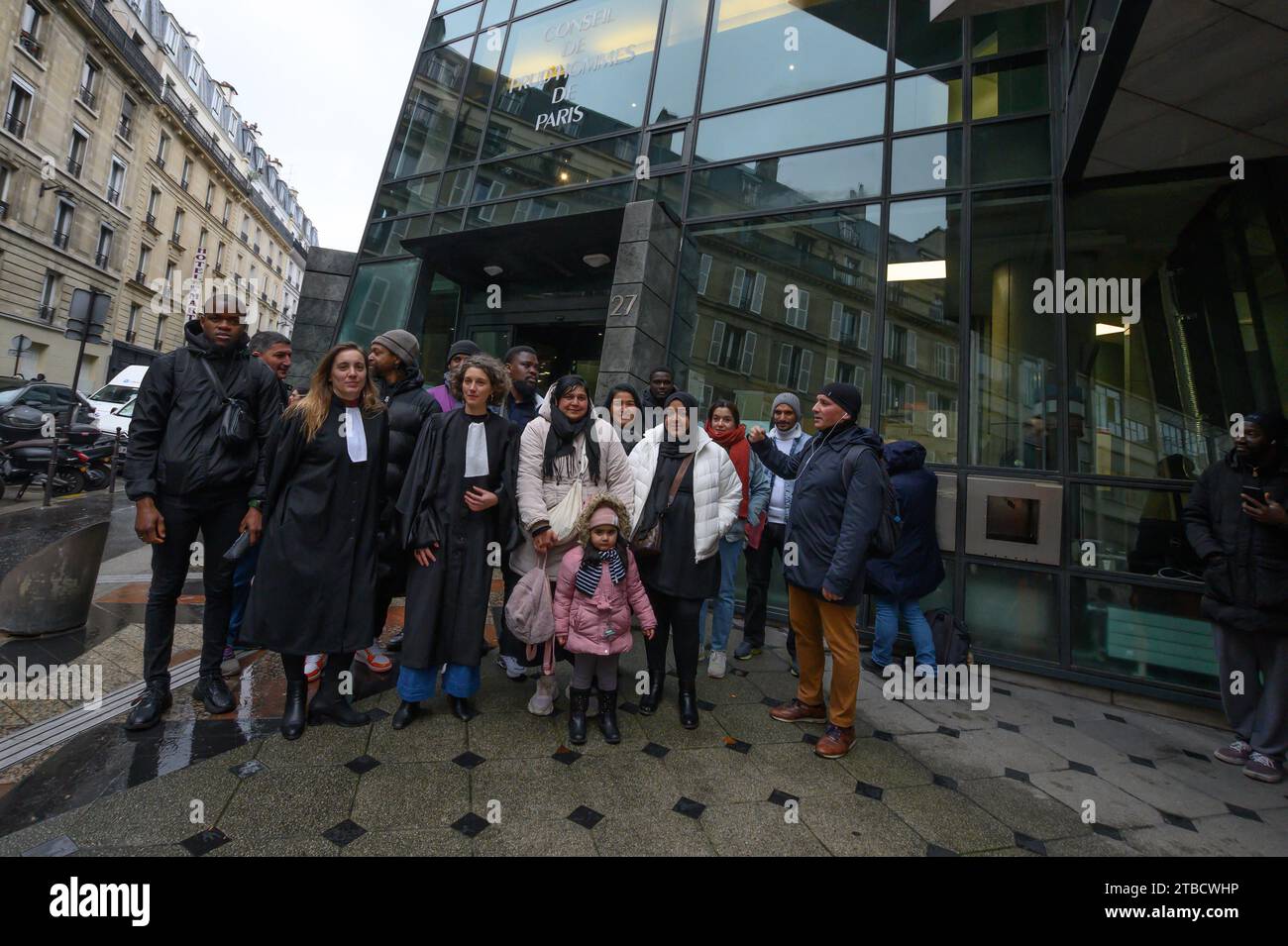 Paris, Frankreich. Dezember 2023. Nach mehreren Jahren Gerichtsverfahren, dem Gründer des Vereins für Migrantenhilfe Vies de Paris, der wegen „verschärften Menschenhandels“ verurteilt wurde, kamen die Beschäftigten, um eine Entschädigung für ihr Leiden und eine Verurteilung für verborgene Arbeit beim Industriegeribunal (conseil de prud'hommes) in Paris, Frankreich, zu fordern. am 05. Dezember 2023. Foto: Pierrick Villette/ABACAPRESS.COM Credit: Abaca Press/Alamy Live News Stockfoto