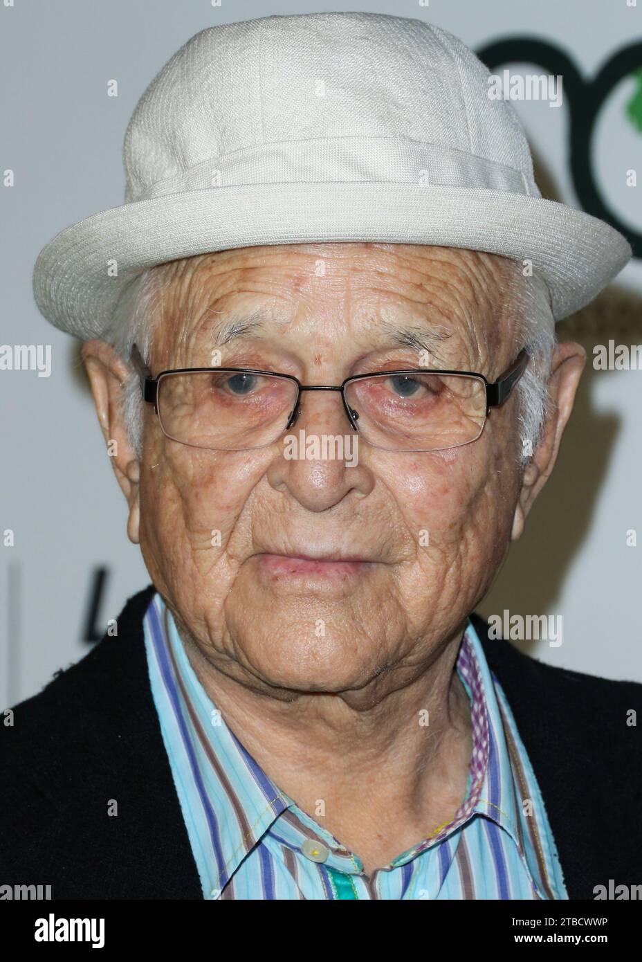 Burbank, Usa. Dezember 2023. (DATEI) Norman Lear tot mit 101. Lears Publizist bestätigte Variety, dass er am Dienstag, den 5. Dezember 2023, in seinem Haus in Los Angeles an natürlichen Ursachen starb. BURBANK, LOS ANGELES, KALIFORNIEN, USA – 18. OKTOBER: Der US-amerikanische Drehbuchautor und Filmproduzent Norman Lear kommt bei den Environmental Media Awards 2014 bei Warner Bros Studios am 18. Oktober 2014 in Burbank, Los Angeles, Kalifornien, USA. (Foto: Xavier Collin/Image Press Agency) Credit: Image Press Agency/Alamy Live News Stockfoto