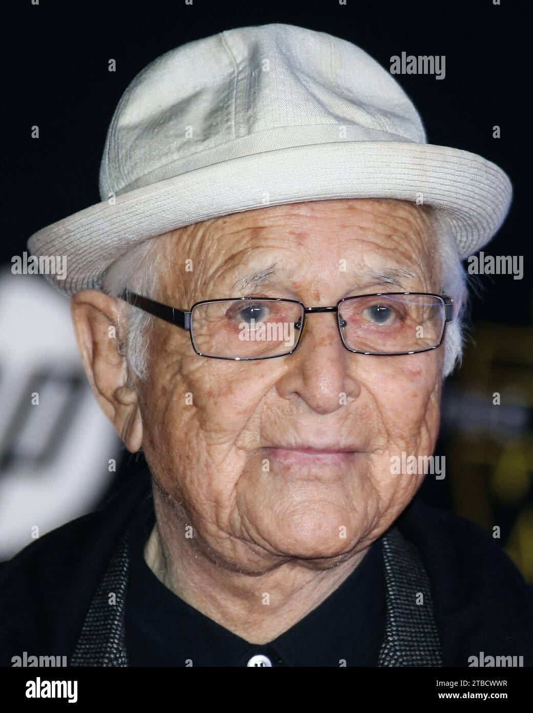 (DATEI) Norman Lear tot mit 101. Lears Publizist bestätigte Variety, dass er am Dienstag, den 5. Dezember 2023, in seinem Haus in Los Angeles an natürlichen Ursachen starb. HOLLYWOOD, LOS ANGELES, KALIFORNIEN, USA - 14. DEZEMBER: der amerikanische Drehbuchautor und Filmproduzent Norman Lear kommt am 14. Dezember 2015 zur Weltpremiere von Walt Disney Pictures und Lucasfilms Star Wars Episode VII - das Erwachen der Macht im Dolby Theatre, TCL Chinese Theatre IMAX und El Capitan Theatre in Hollywood, Los Angeles, Kalifornien. (Foto: Xavier Collin/Image Press Agency) Stockfoto