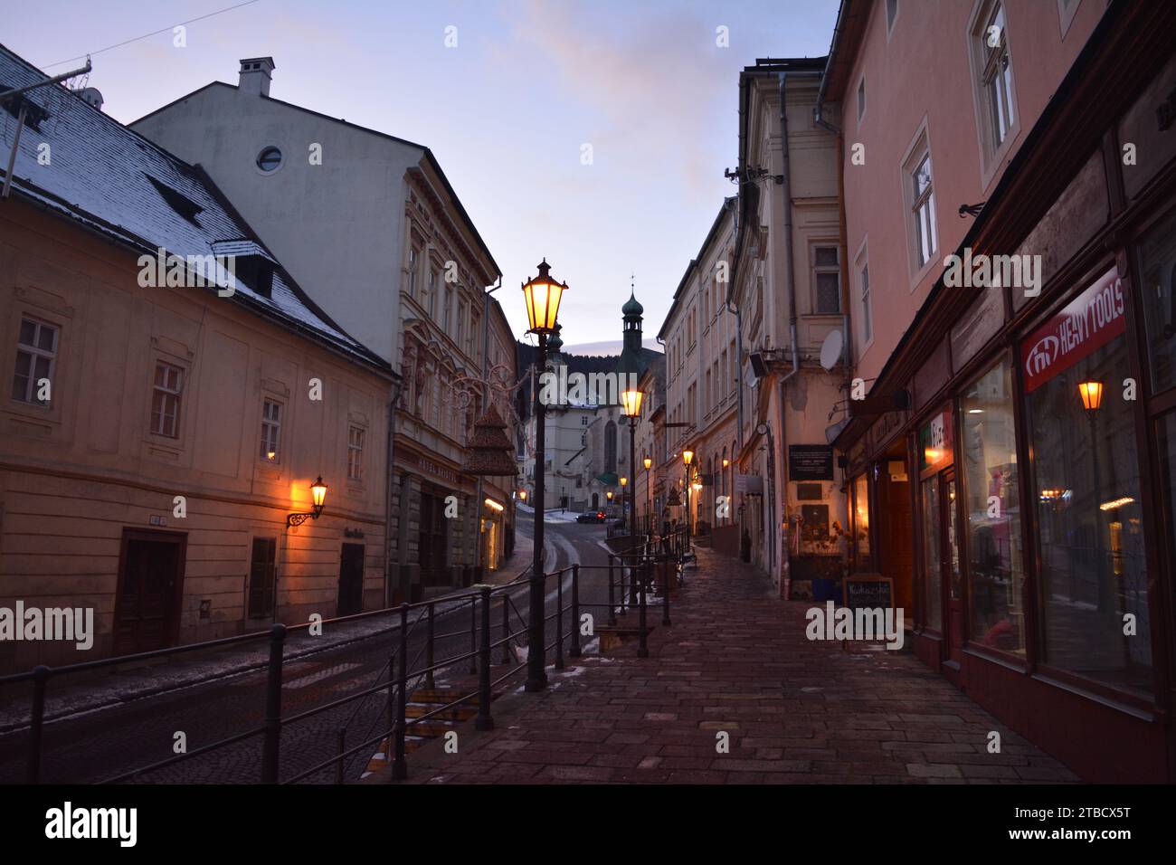 Winterliche Atmosphäre in Little City in der Slowakei am Abend Stockfoto