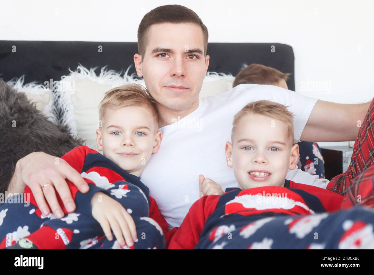 Dad und Söhne in Neujahrskleidung Stockfoto