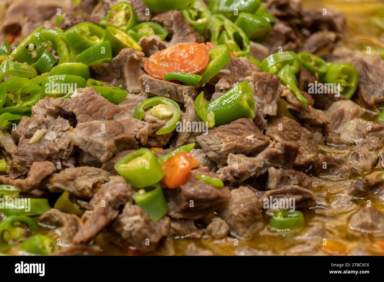 Bratfleisch ( Kavurma ) mit grünem Pfeffer im Restaurant Stockfoto