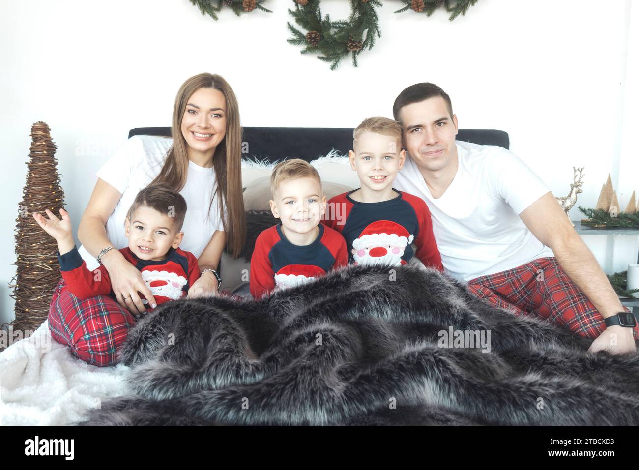 Die Familie wartet morgens auf Geschenke für das neue Jahr Stockfoto