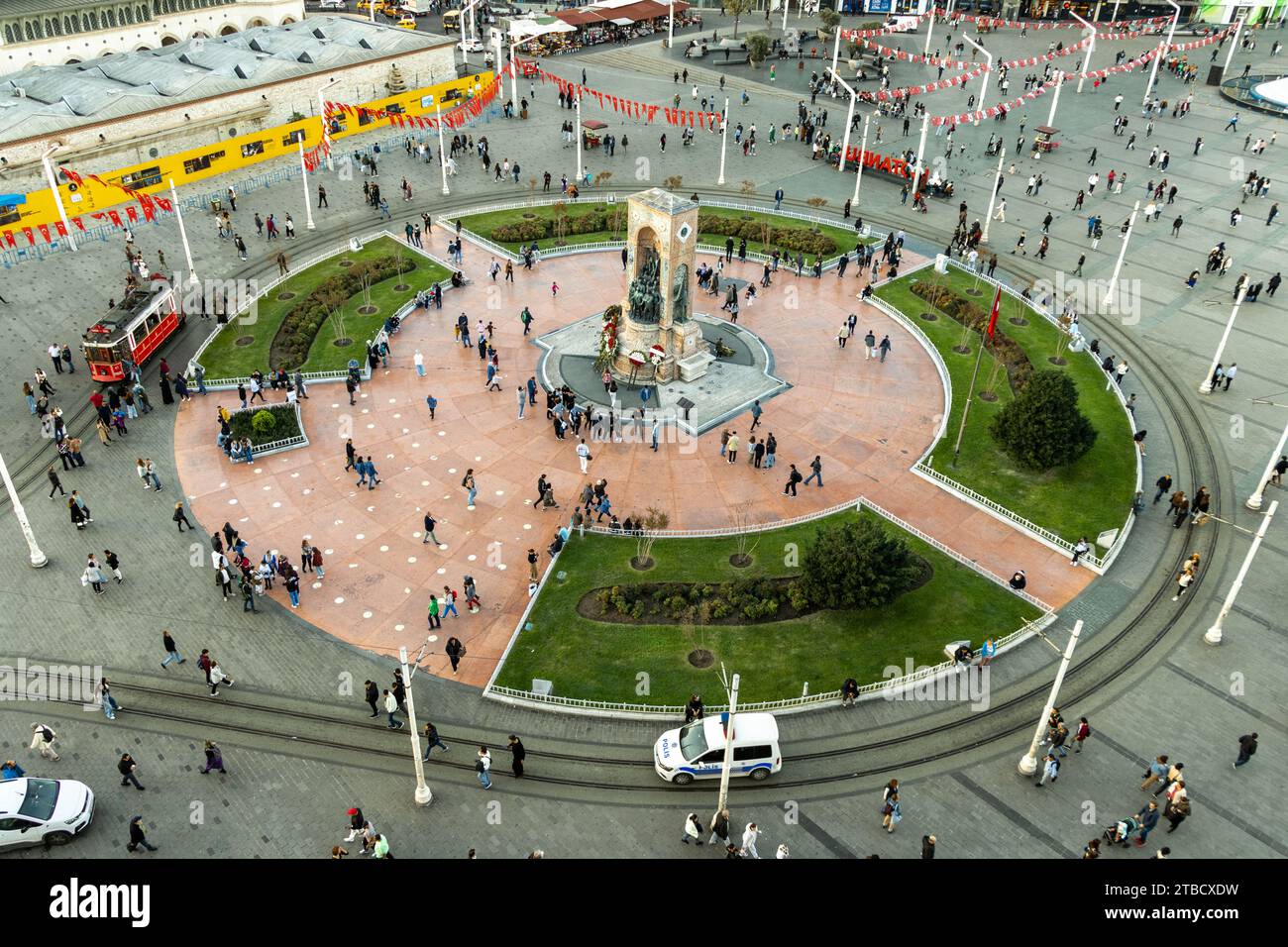 Taksim Istanbul Türkei - 15. November 2023: Stadtzentrum von Istanbul, Taksim-Platz und Repuplic Monument aus der Vogelperspektive. Beliebtes Touristenziel Stockfoto