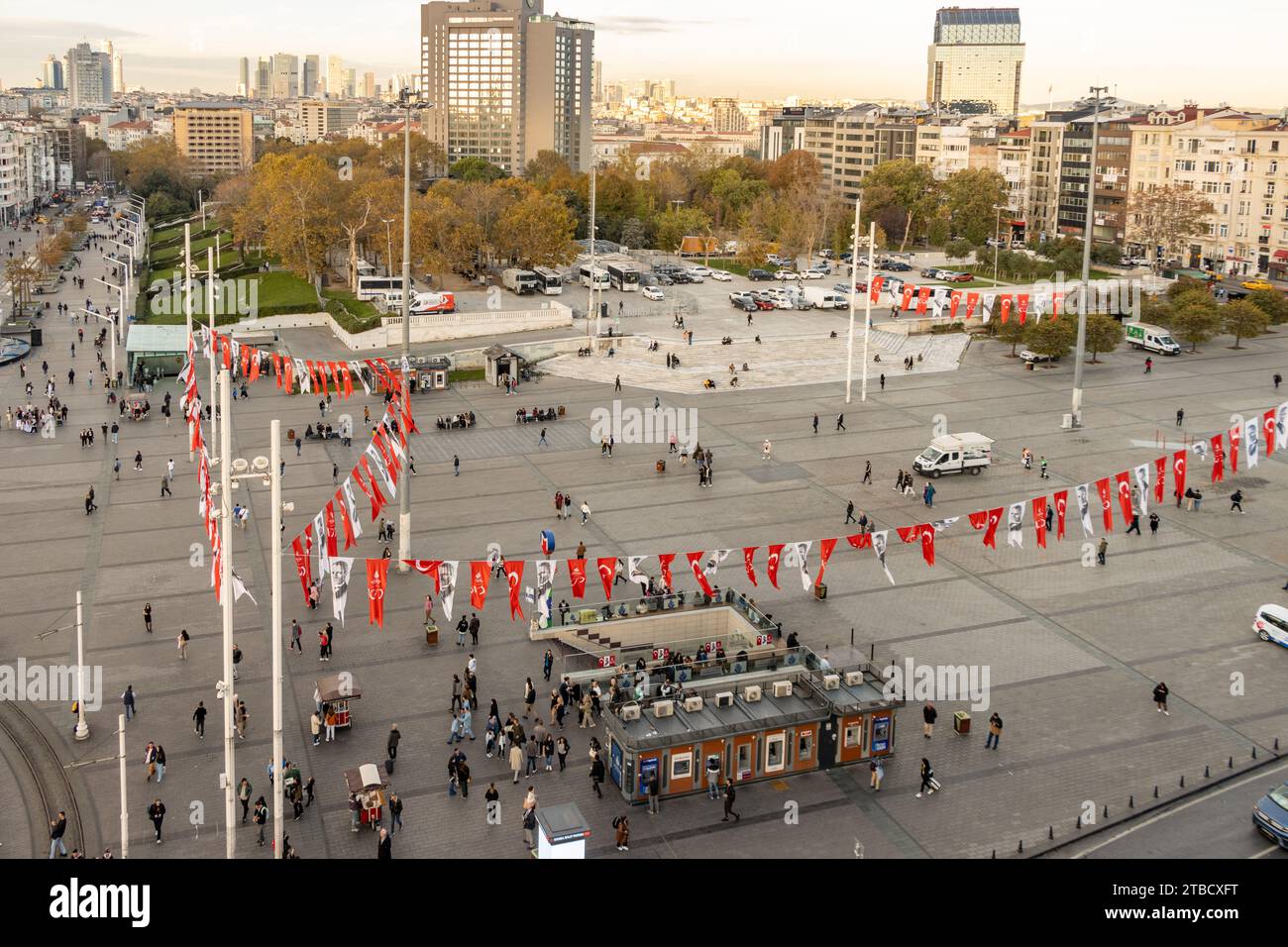 Taksim Istanbul Türkei - 15. November 2023: Stadtzentrum von Istanbul, Taksim-Platz und Repuplic Monument aus der Vogelperspektive. Beliebtes Touristenziel Stockfoto