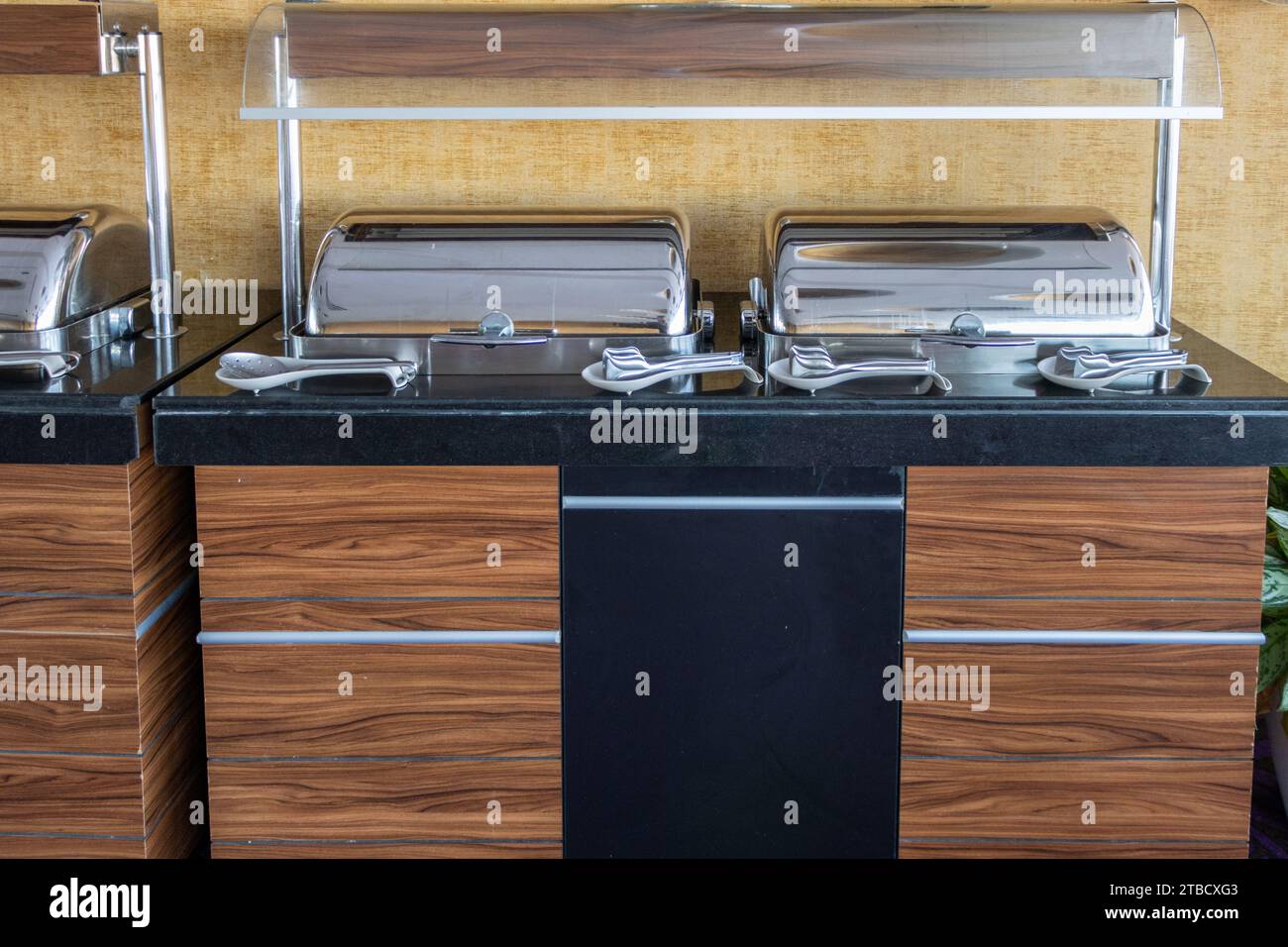 Hotelrestaurant, offenes Buffet mit Selbstbedienung, warmes Essen Stockfoto