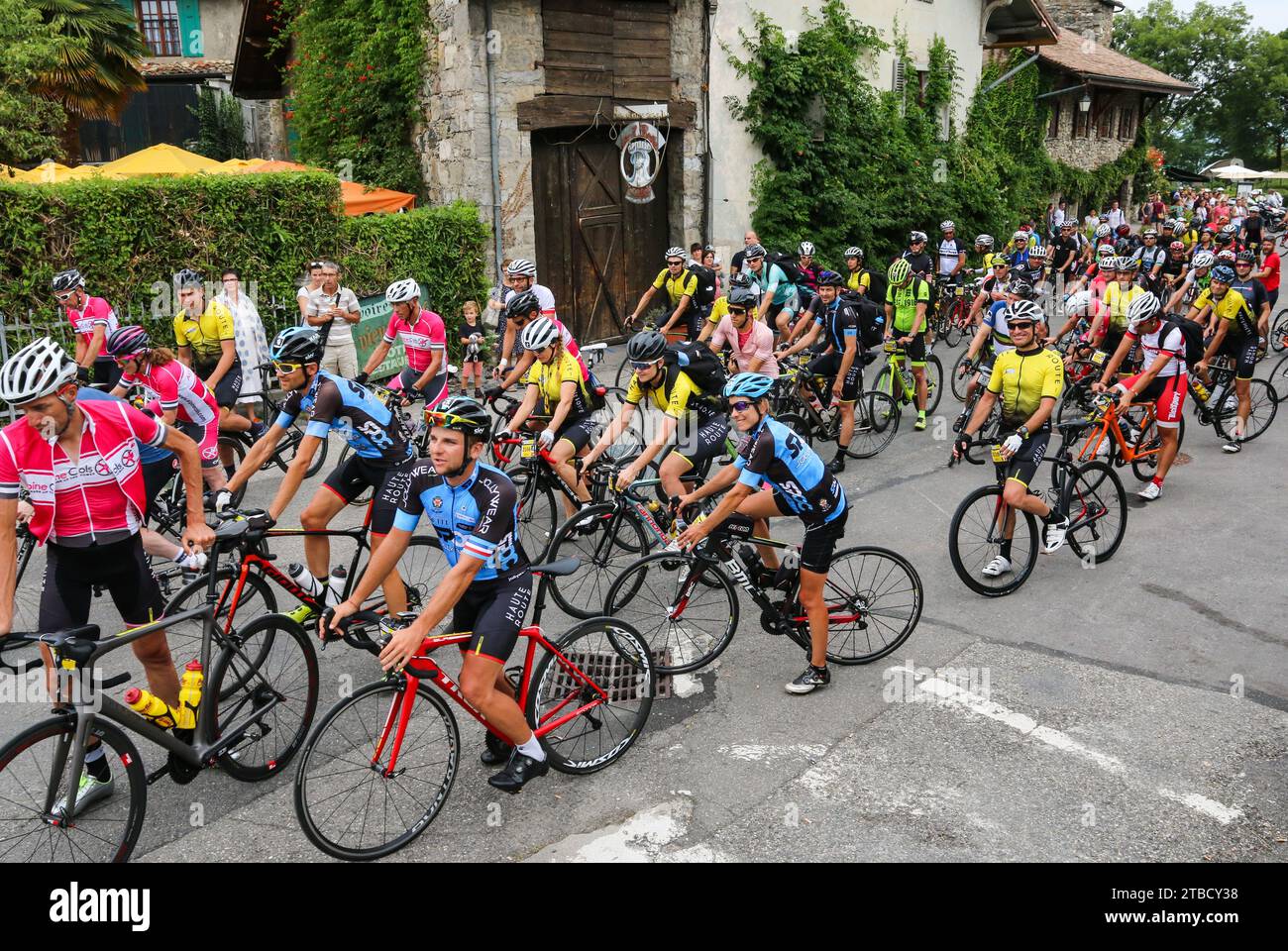 Zu Beginn des Radtouren-Rennens in Yvoire, Haute-Savoie, Frankreich Stockfoto