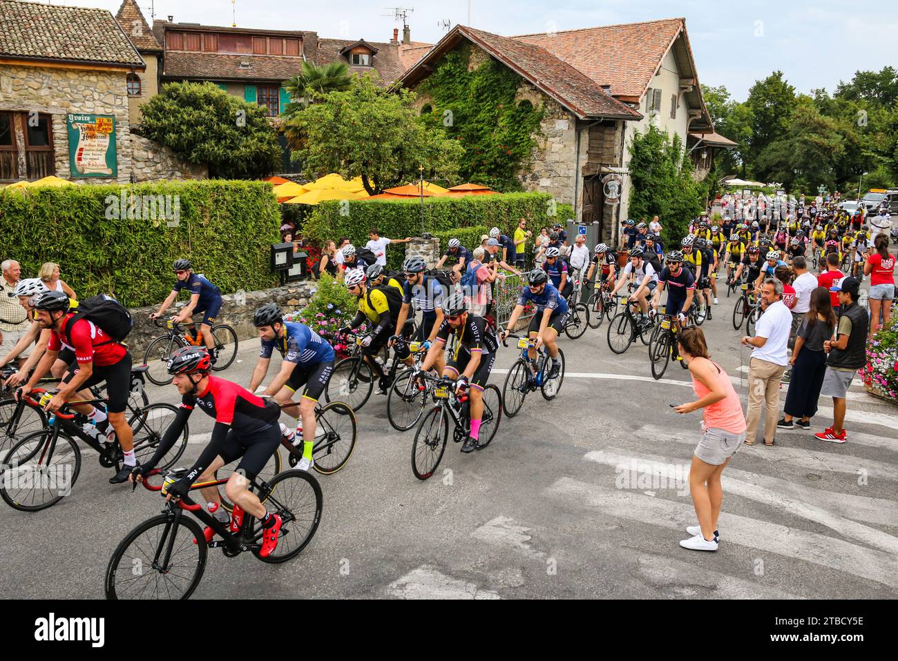 Zu Beginn des Radtouren-Rennens in Yvoire, Haute-Savoie, Frankreich Stockfoto