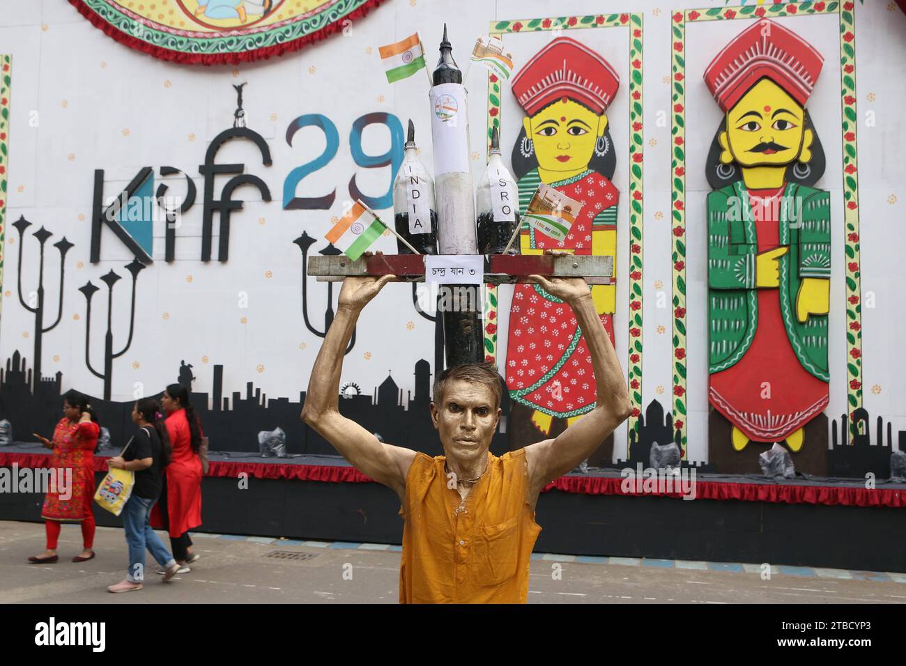 Kalkutta, Indien. Dezember 2023. Ein Mann beugt seinen Körper und hält ein Modell von Chandrayaan 3, während er am 6. Dezember 2023 auf dem Nandan Place während des 29. Internationalen Filmfestivals in Kalkutta, Indien, steht. (Foto: Debajyoti Chakraborty/NurPhoto) Credit: NurPhoto SRL/Alamy Live News Stockfoto