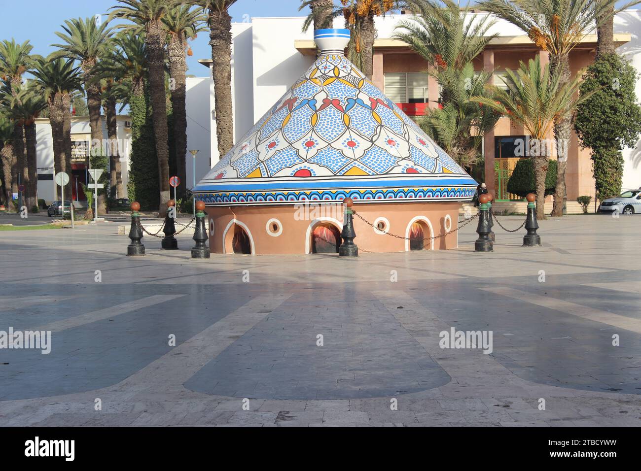 Die riesige Keramiktagine in der marokkanischen Stadt Safi, ein historisches Denkmal, das zuvor im Guinness-Buch der Rekorde aufgeführt war und als die größte Tagine der Welt anerkannt wurde. Stockfoto