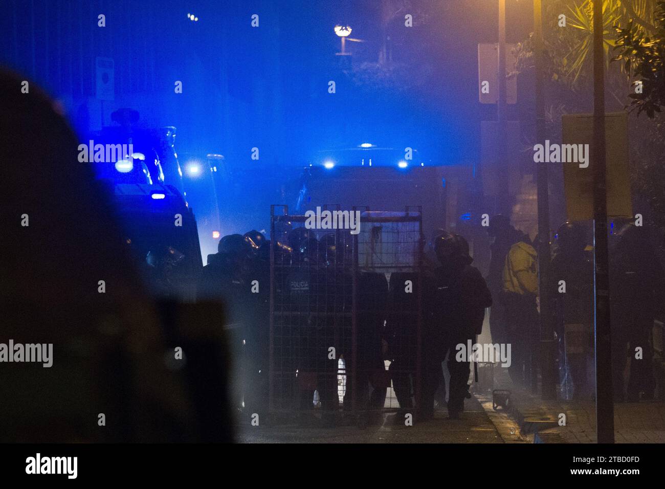 Barcelona, Spanien. November 2023 30. Polizisten schützen sich mit Schilden vor Stein, Eisen und Farbe, die während der Operation von Hausbesetzern auf sie geworfen werden. Die Polizei verjagte die Bewohner der Gebäude La Ruina und El Kubo im Stadtteil Sant Gervasi von Barcelona. Es war eine sehr schwierige Operation, die lange Zeit dauerte, um die Gebäude und die Menschen im Inneren zu entfernen und zu sichern. (Credit Image: © Axel Miranda/SOPA Images via ZUMA Press Wire) NUR REDAKTIONELLE VERWENDUNG! Nicht für kommerzielle ZWECKE! Stockfoto