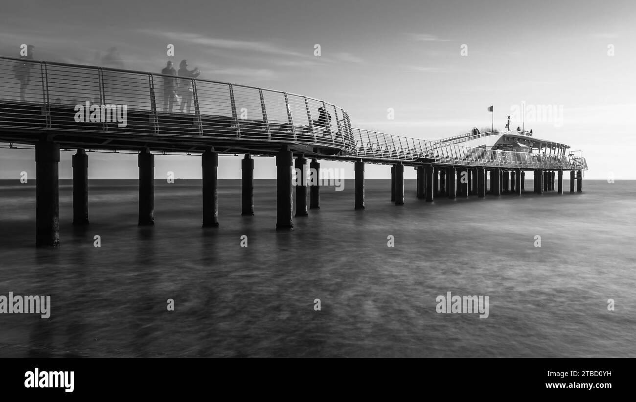 Pier in schwarz / weiß Stockfoto