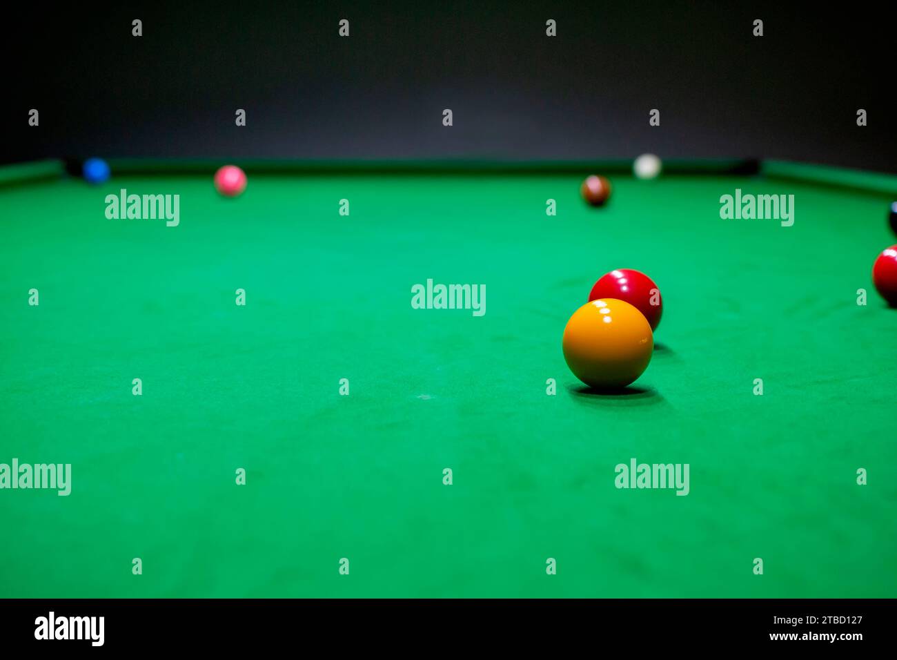 Snookertisch und Snookerbälle. Stockfoto