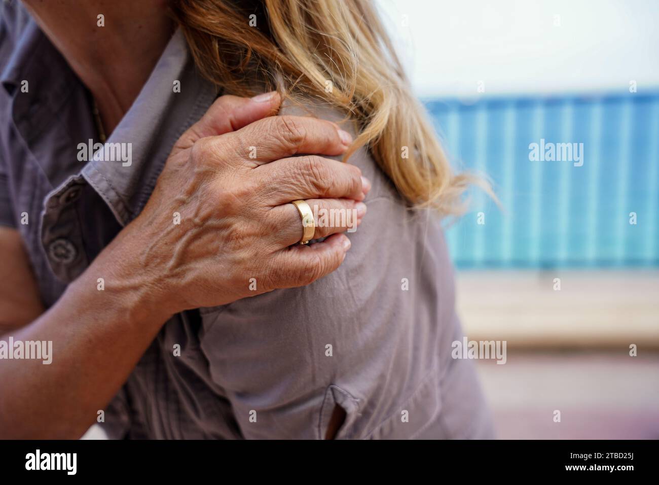 Nicht erkennbare Seniorin mit Muskelschmerzen in der Schulter. Gelenkschmerzen, Arthritis und Sehnenprobleme. Stockfoto