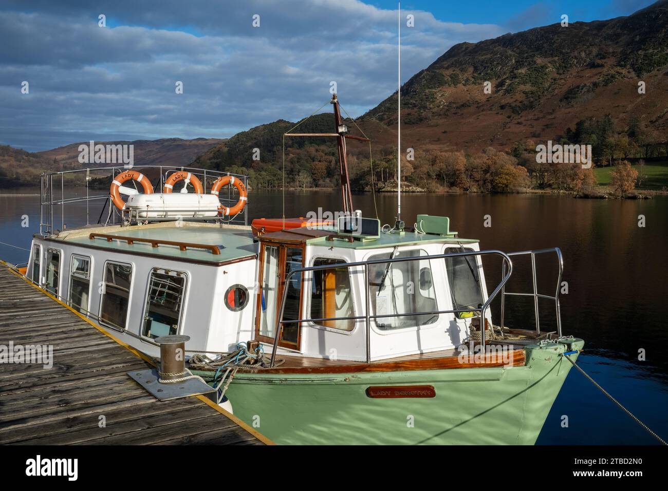 Die M.V. Lady Dorothy vertäute in Glenridding mit dem Lake District Far Eastern Fells im Hintergrund, Glenridding, Cumbria, Großbritannien Stockfoto