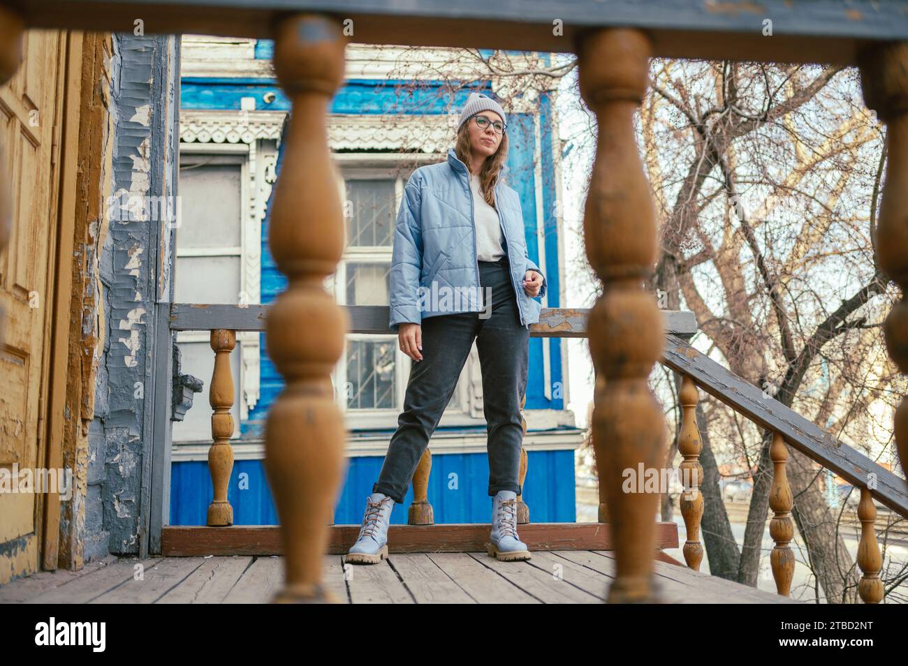 Porträt einer stilvollen Frau in blauer Jacke. Frühlingsporträt im Freien. Stockfoto