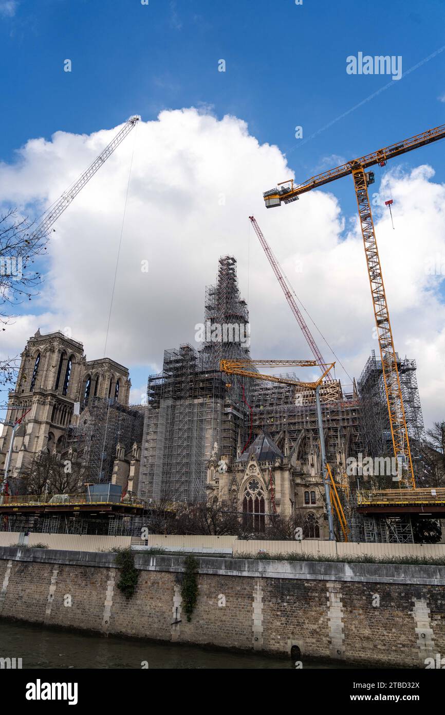 Paris, Frankreich. Dezember 2023. Die Kathedrale Notre Dame de Paris am Tag des Kreuzes wird am 6. Dezember 2023 auf dem neuen Turm des Denkmals auf der Ile de la Cite in Paris platziert. Dieser Turm wird rekonstruiert, um identisch mit dem ursprünglichen Turm zu sein, der bei einem Brand vom 15. April 2019 zerstört wurde, wobei die Kathedrale gemäß der französischen Kulturministerei Ende 2024 wieder eröffnet werden soll. Foto: Alexis Jumeau/ABACAPRESS.COM Credit: Abaca Press/Alamy Live News Stockfoto