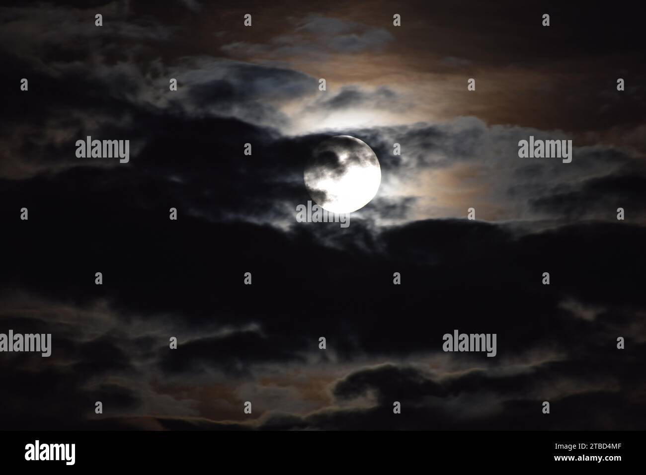 Vollmond scheint durch die Wolken Stockfoto