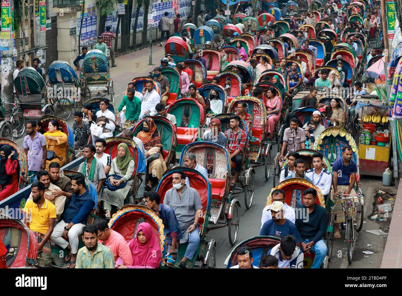 Dhaka, Bangladesch. Dezember 2023. Hunderte Rikschas stecken in Dhaka, Bangladesch, in einem Stau fest. Jedes Jahr nimmt die Zahl der nicht motorisierten illegalen Rikschas auf den Straßen der Stadt zu. (Kreditbild: © Suvra Kanti das/ZUMA Press Wire) NUR REDAKTIONELLE VERWENDUNG! Nicht für kommerzielle ZWECKE! Quelle: ZUMA Press, Inc./Alamy Live News Stockfoto