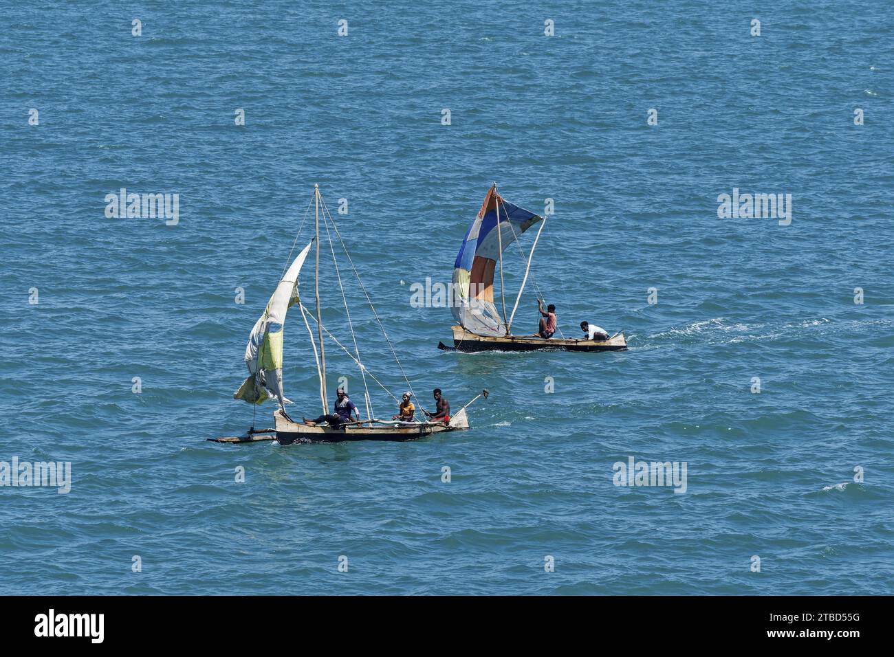 Traditionelle Dhow, Segelboote, Fischerboote, farbenfrohe Segel, vor Toliara, Madagaskar Stockfoto