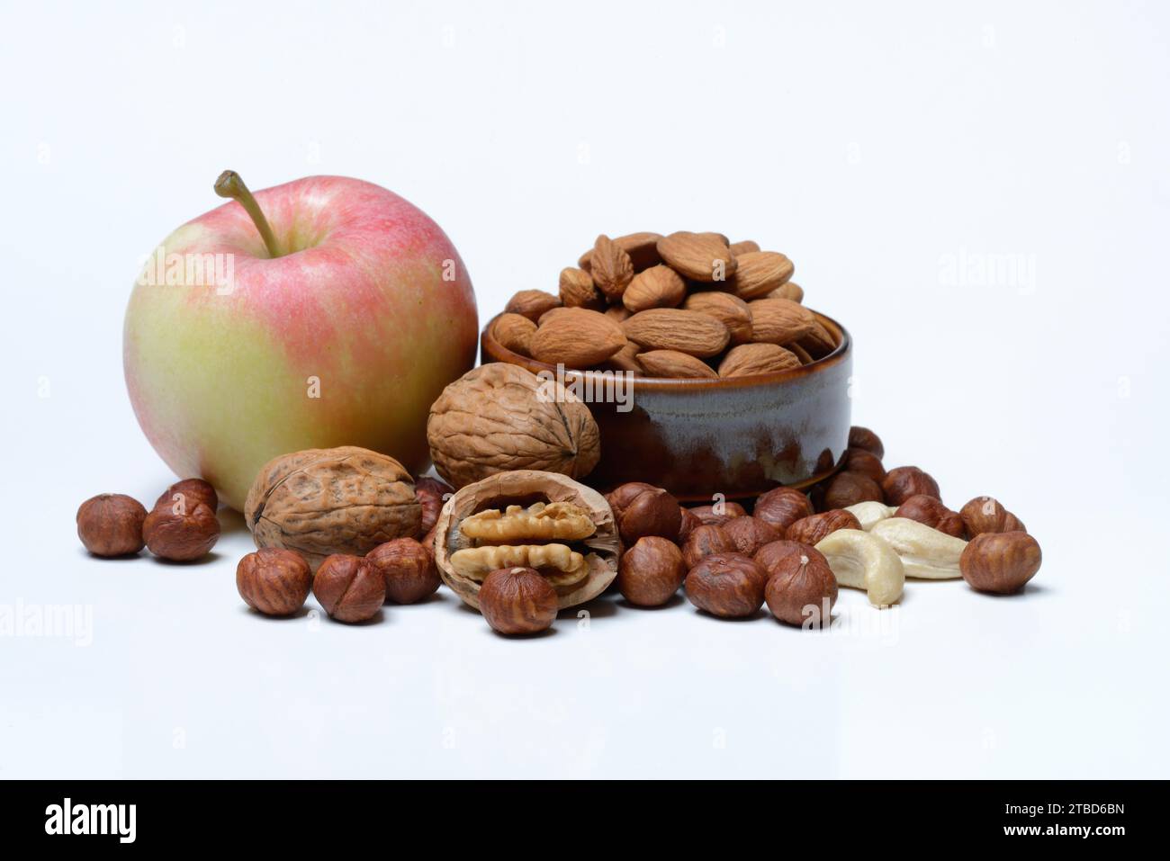 Verschiedene Nüsse und Apfel Stockfoto